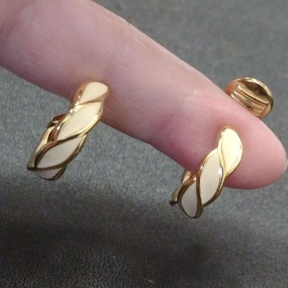 Monet Jewelry - Vintage gold tone Monet clip on earrings